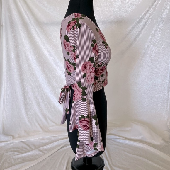 Floral crop top with fan sleeves - Picture 3 of 6